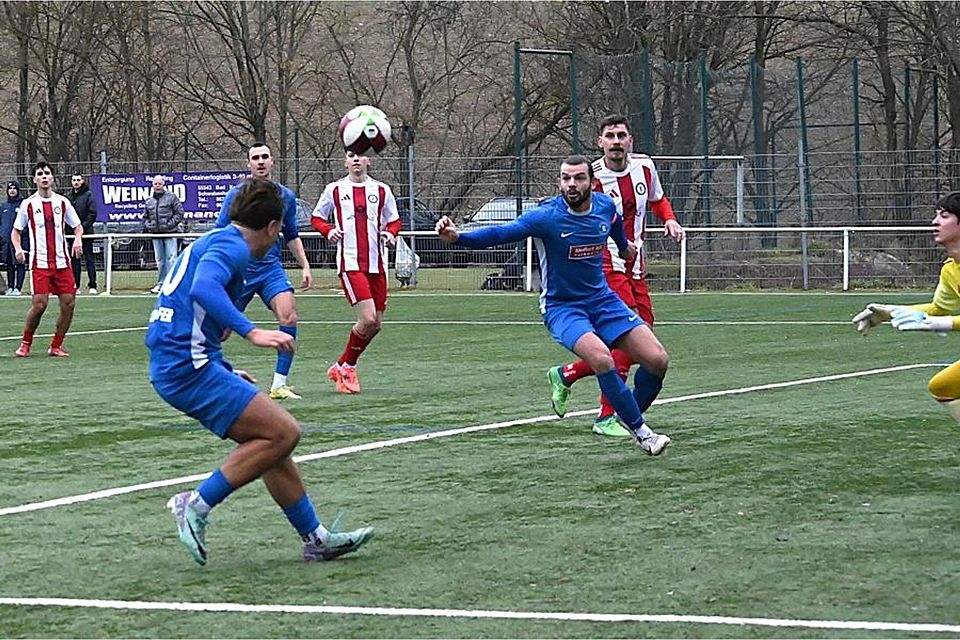Chancenwucher betrieb die Eintracht im ersten Durchgang. Weder Malik Schäfer (vorne) noch Deniz Darcan kriegt den Ball unter, SC-Abwehrspieler Kevin Kraus kann nur zuschauen. Foto: Jochen Werner Chancenwucher betrieb die Eintracht im ersten Durchgang. Weder Malik Schäfer (vorne) noch Deniz Darcan kriegt den Ball unter, SC-Abwehrspieler Kevin Kraus kann nur zuschauen. Foto: Jochen Werner
