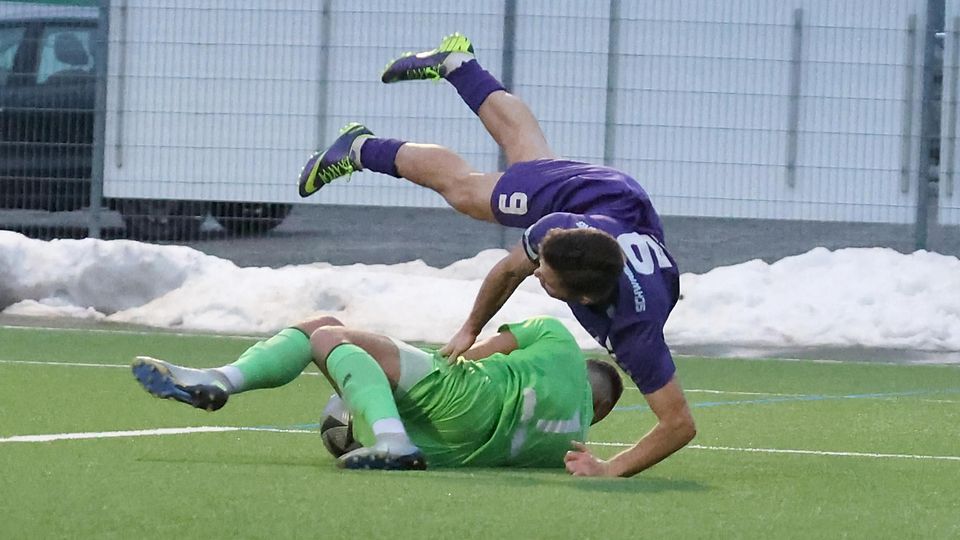 Mein Ball! Der neue FCP-Keeper Enrique Bösl packt beherzt zu und räumt dabei den Augsburger Bastian Kurz ab.