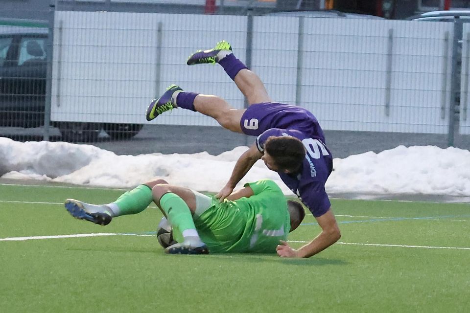 Mein Ball! Der neue FCP-Keeper Enrique Bösl packt beherzt zu und räumt dabei den Augsburger Bastian Kurz ab.
