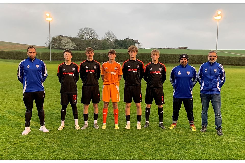 Die B-Jugend eingrahmt von Vorstand und Torwarttrainer Roman Prinzhaus (links), Trainer Andreas "Wuze" Gründl und Stefan Irl (rechts). Die B-Jugend eingrahmt von Vorstand und Torwarttrainer Roman Prinzhaus (links), Trainer Andreas "Wuze" Gründl und Stefan Irl (rechts).