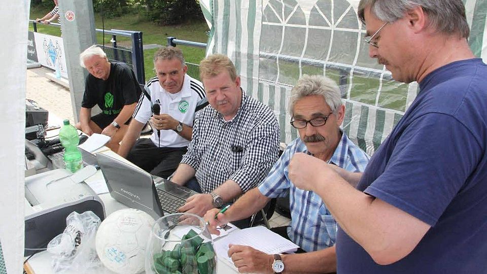 Gespannter Blick auf die Losfee Wolfgang Ley (von links): Schiedsrichter Siegfried Reuss, Paul Standley, Kreis-Vorsitzender Guido Fuchs und Spielausschuss-Vorsitzender Ernst Grundmann. Foto: Bröhl