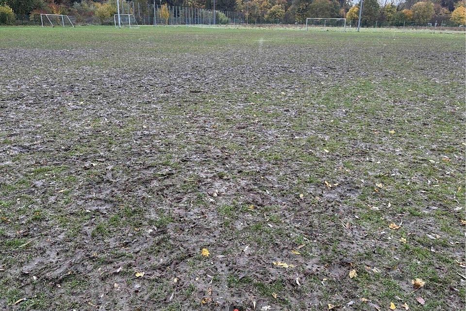 Der Rasen in Walperlach musste in den vergangenen Wochen aufgrund von Platzmangel einiges durchmachen.