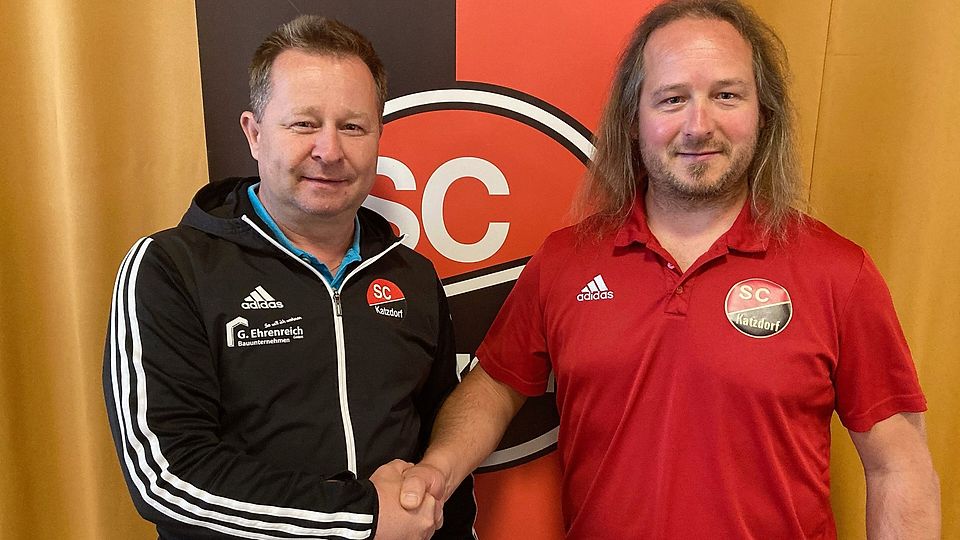Hand drauf: Ralf Kalinke (r.) bleibt Trainer des A-Klassen-Teams beim SC Katzdorf.