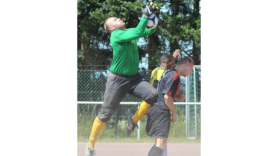 Nie aufgegeben: Mit viel Kampfgeist und dem Glück des Tüchtigen haben sich Torwart André Höhnel und seine SG Weinbachtal wieder an die Aufstiegsrelegation herangepirscht. Archivfoto: Klein