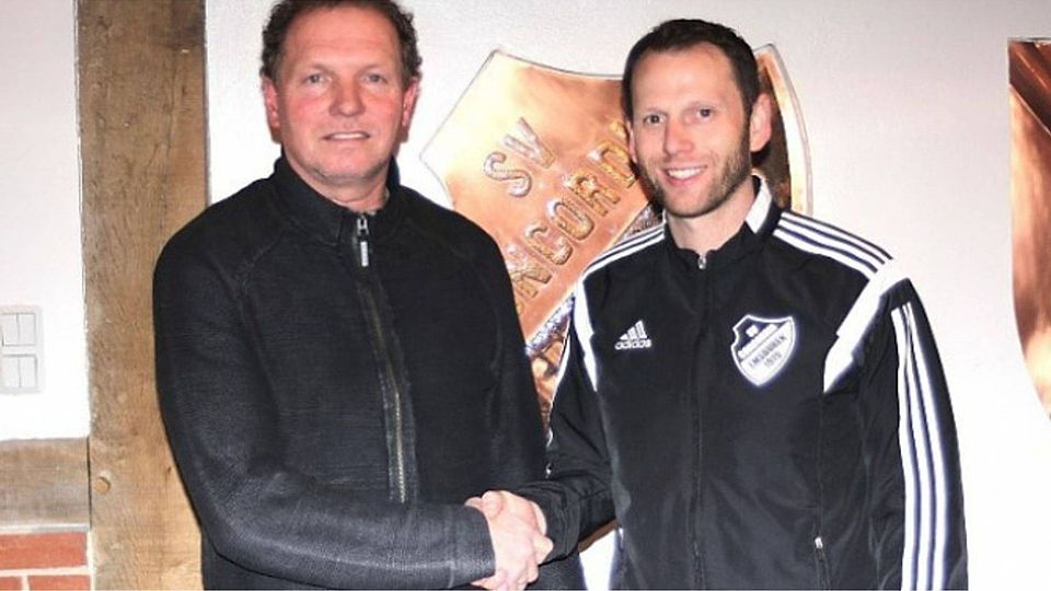 Auch in der nächsten Saison werden Emsbürens Obmann Stefan Humbert (links) und Trainer Stefan Thünemann zusammenarbeiten.