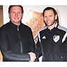 Auch in der nächsten Saison werden Emsbürens Obmann Stefan Humbert (links) und Trainer Stefan Thünemann zusammenarbeiten.