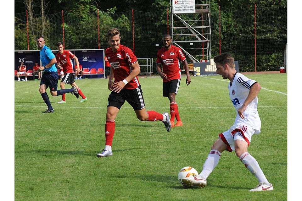Yannick Krist (rechts) erzielte in Völklingen das 1:0 für die TSG Pfeddersheim. Am Ende siegten die Saarländer aber 3:1.