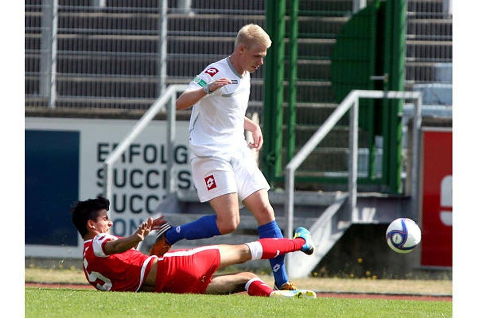 Ins FVM-Pokalfinale einziehen wollen Christian Brückers (weißes Trikot) und die BSC-A-Junioren mit einem Sieg gegen Bayer. Foto: Henry