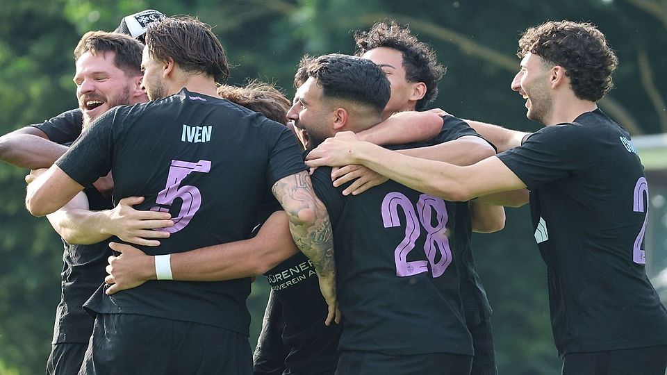 Die Sportfreunde aus Düren feiern den Sieg im Finale