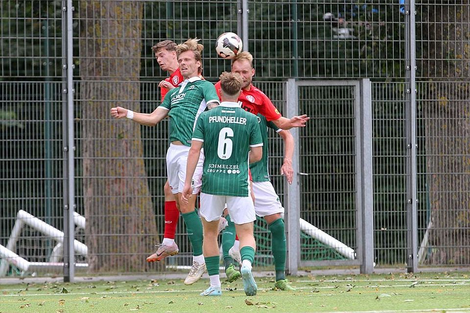 Marvin Müller (Kilia Kiel) und Julius Alt (re.) im Kopfballduell gegen Luca Menke (VfB Lübeck).