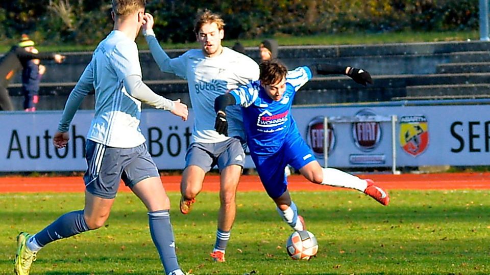 Eisige Temperaturen hielten den TSV Bobingen (am Ball Leon Göttinger, blaues Trikot) nicht davon ab, die Tabellenspitze zu übernehmen.