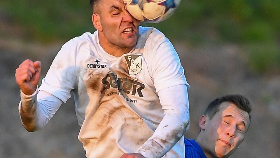 Voller Einsatz: Robin Völkel (links) setzte sich mit dem FC Kandern beim SV Karsau (hier Lukas Lutz) mit 2:0 durch. | Foto: Gerd Gründl