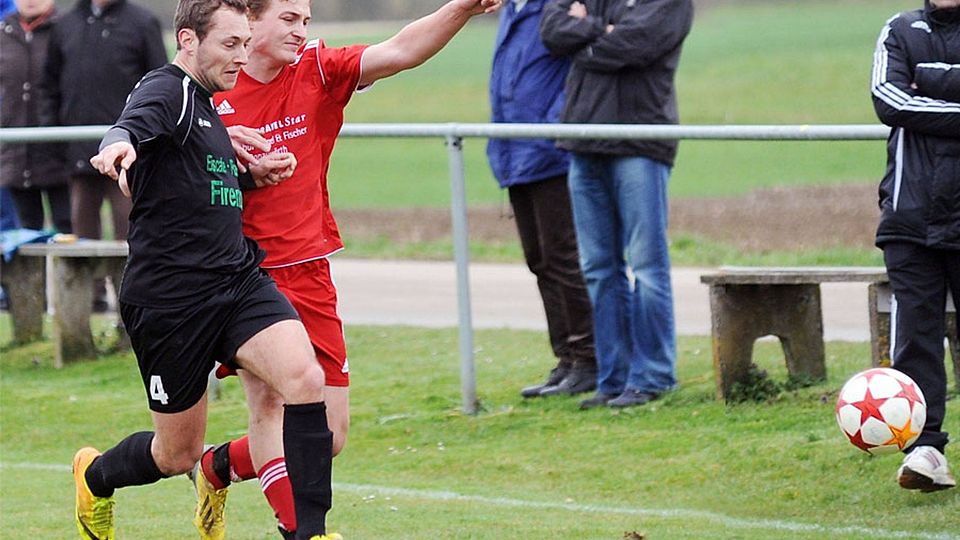 Die Jagd nach dem Ball eröffnen Nähermemmingens Domenico Kießling (links) und Altisheims Christoph Riedelsheim beim direkten Duell im Nachholspiel.   F.: Szilvia Izso
