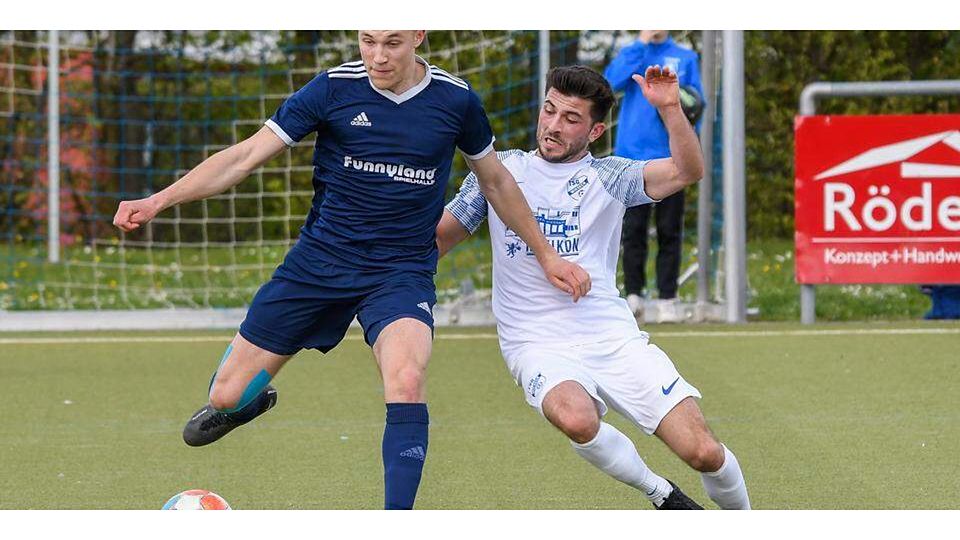  Silas Weber (l.) vom FC Burgsolms entwischt dem Wiesecker Pieregiurgio Zucca. Am Ende ist aber die TSG dem Spitzenreiter einen Schritt voraus. (© Michael Schepp) 