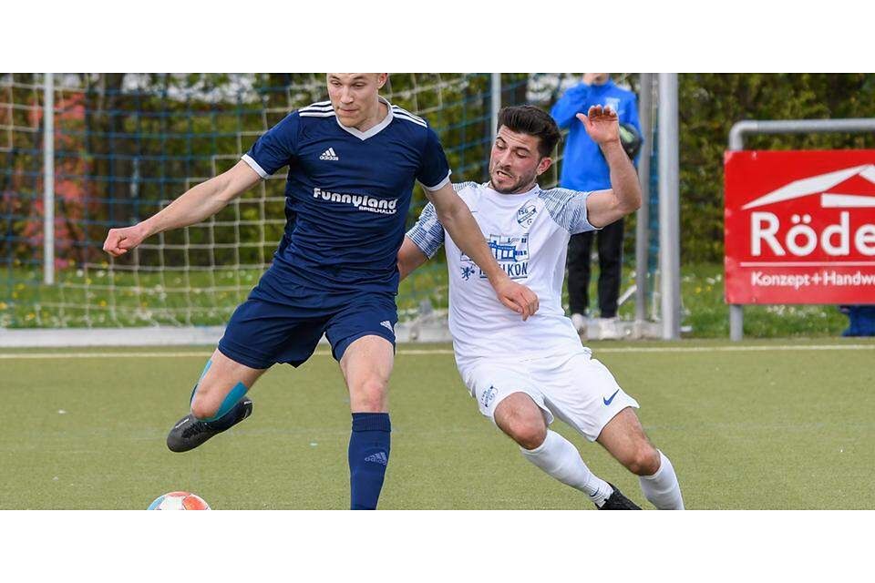  Silas Weber (l.) vom FC Burgsolms entwischt dem Wiesecker Pieregiurgio Zucca. Am Ende ist aber die TSG dem Spitzenreiter einen Schritt voraus. (© Michael Schepp) 