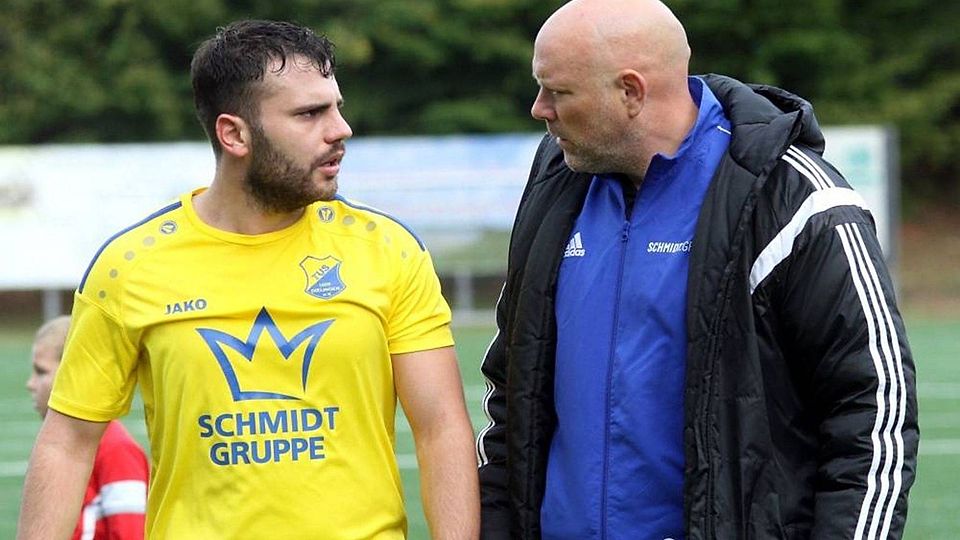 Enges Vertrauen: Dielingens Kapitän Samet Uslu (l.) im Gespräch mit Coach Carsten Schubert (r.).
