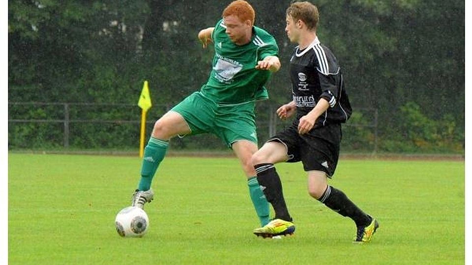 Auf der Jagd auf Spitzenreiter Merl: Dennis Melzer (links) und der SC Fortuna Bonn. Foto: Horst Müller