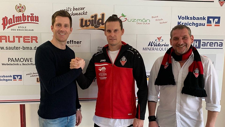 David Pfeiffer (mitte) mit Vorstand Sport Stefan Wild (l.) und dem Sportlichen Leiter Oliver Späth.