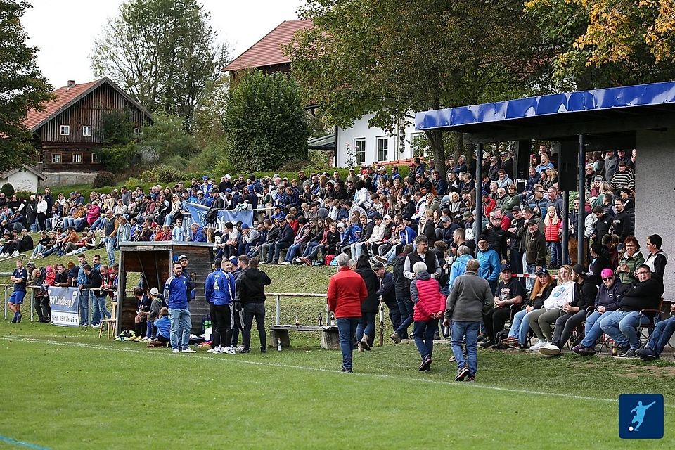 Über 1.200 Zuschauer sorgten erneut für eine überwältigende Kulisse beim Derby Lindberg gegen Zwiesel.