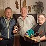 Ein Vierteljahrhundert mit der Pfeife unterwegs: Zum 25-jährigen Schiri-Jubiläum von Michael Grotz (Mitte) gratulieren Ludwig Hutter, Sportlicher Leiter des WSV, und Veronika Wagner, Schatzmeisterin der Abteilung.