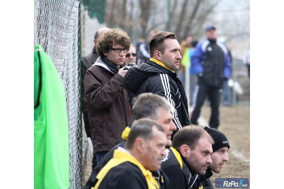 Daniel Liermann (stehend, in schwarz) ist nicht mehr Trainer des SV Hahnbach Foto: Willi Ertl