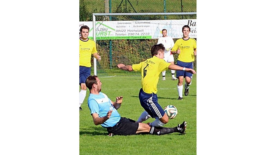 Amerdingens Andreas Eberhardt (6) wird in dieser Spielszene in seinem Vorwärtsdrang gebremst. Foto:dima