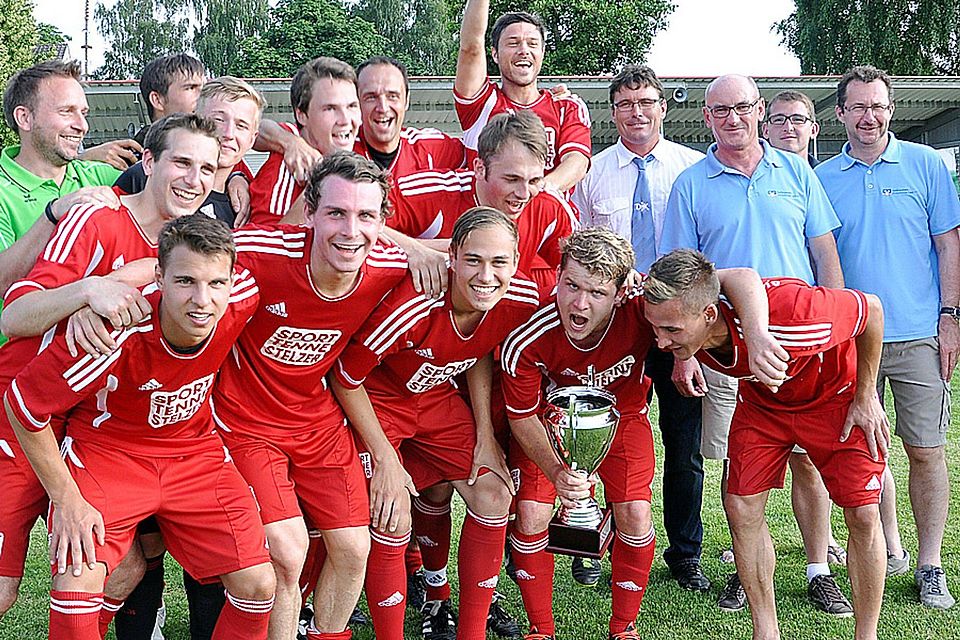 Ausgelassener Jubel: Die Kicker des Bezirksligisten SV Karlshuld setzten sich im Endspiel des Raiffeisen-Pokals gegen den SV Karlskron mit 4:1 durch und wiederholten damit ihren Vorjahressieg.  F.: X.