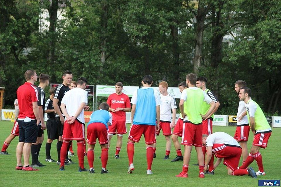 Sascha Trenz (Bildmitte im roten Shirt) ist nicht mehr Coach des SV Geiersthal 