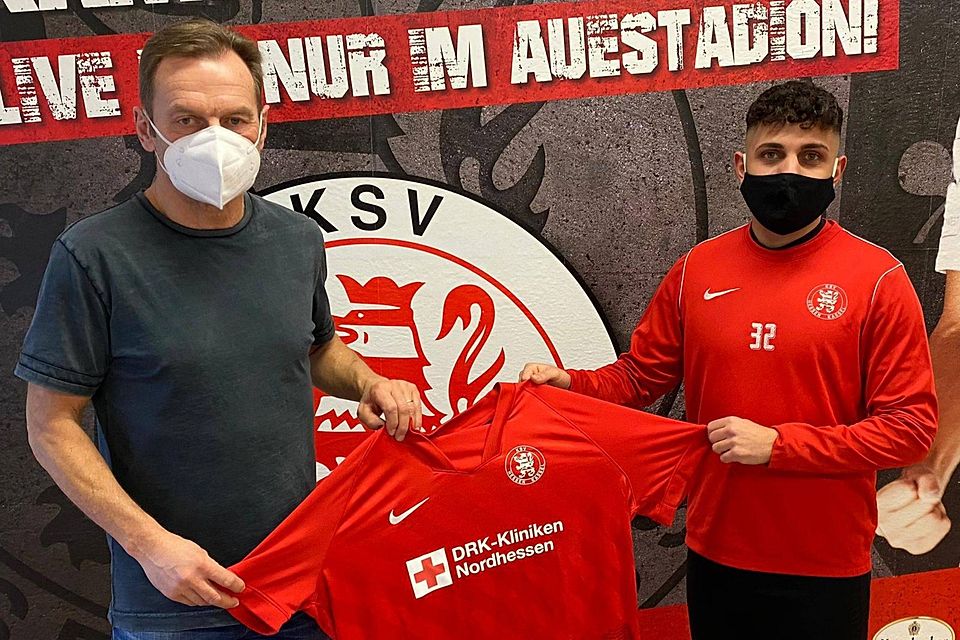 Freuen sich über die Vertragsverlängerung: Der sportliche Leiter des KSV Hessen Kassel Jörg Müller und Nael Najjar (v.l.n.r.).