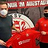 Freuen sich über die Vertragsverlängerung: Der sportliche Leiter des KSV Hessen Kassel Jörg Müller und Nael Najjar (v.l.n.r.).