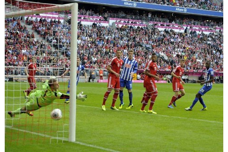 Herthas Adrian Ramos (r.) verfolgt seinen Kopfball, der bei Manuel Neuer zum 1:0 im Bayern-Kasten einschlägt. Foto: imago sportfotodienst