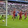 Herthas Adrian Ramos (r.) verfolgt seinen Kopfball, der bei Manuel Neuer zum 1:0 im Bayern-Kasten einschlägt. Foto: imago sportfotodienst