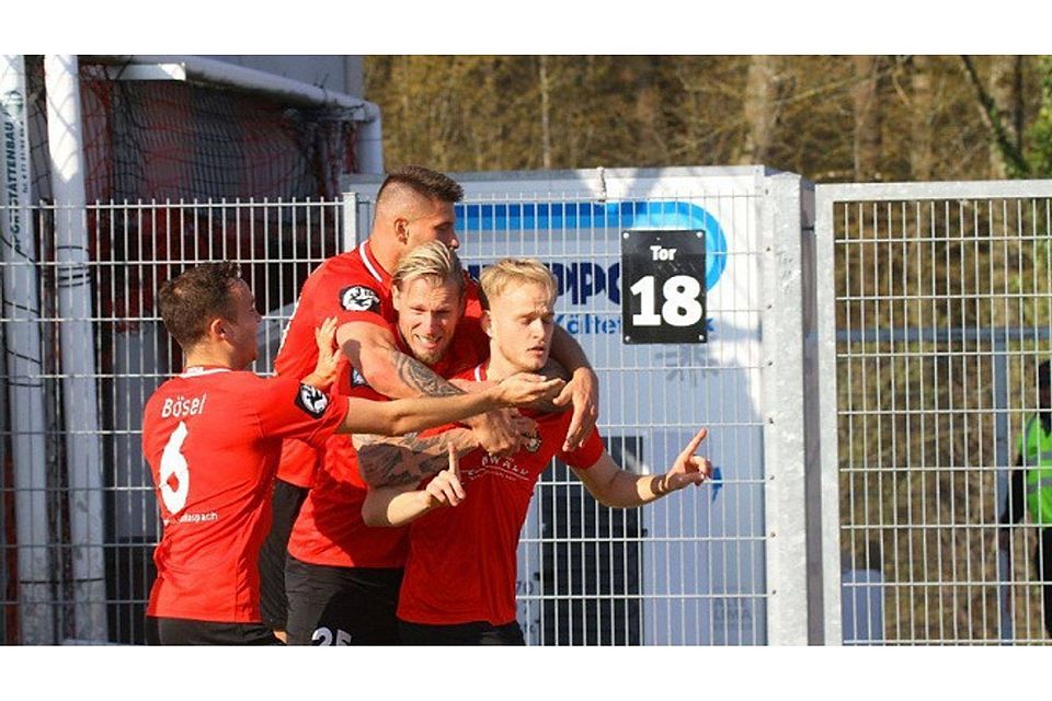 Bejubeln den 2:1-Treffer von Jannes Hoffmann (rechts): die Fußballer der SG Sonnenhof. F: Peters