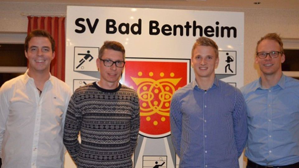 Die künftigen Trainer des SV Bad Bentheim : Mario Fischer (2.v.li.) und Jörg Husmann (3.v.li.). Vorgestellt von Dennis Fischer (li.) und Lars Möhring (re.)