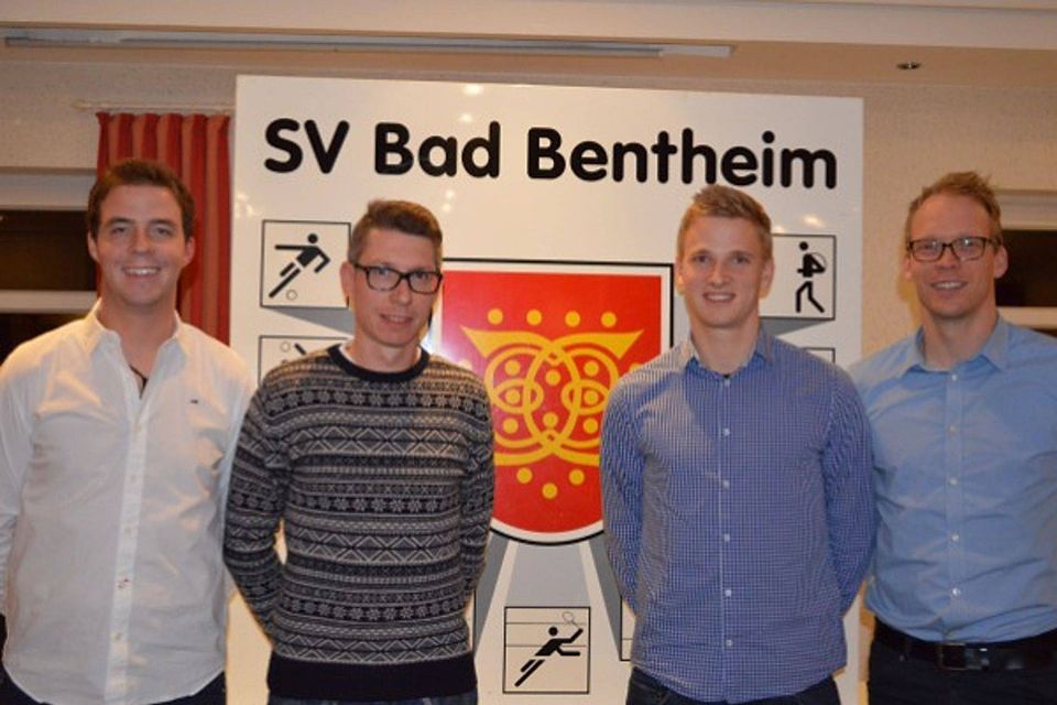 Die künftigen Trainer des SV Bad Bentheim : Mario Fischer (2.v.li.) und Jörg Husmann (3.v.li.). Vorgestellt von Dennis Fischer (li.) und Lars Möhring (re.)