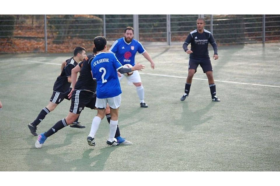 Hier im Duell: SKG Karadeniz Wiesbaden II und der SC Klarenthal II. Beide Mannschaften verspielten am Wochenende die Möglichkeit ihre Tabellensituation zu verbessern.F: Roth