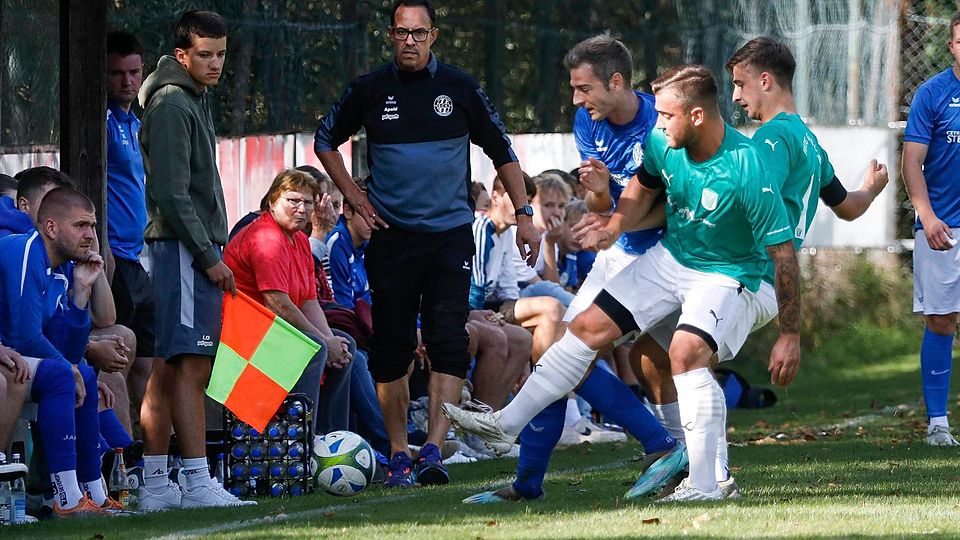 Da ist was los an der Seitenlinie: Gebannt beobachten Zuschauer und Spielerbank, wie sich Kirchdorfs Stefan Lohmeier (Blau) mit den beiden Gammelsdorfern Andreas Wagner und Elias Hölzl im Dreikampf misst.