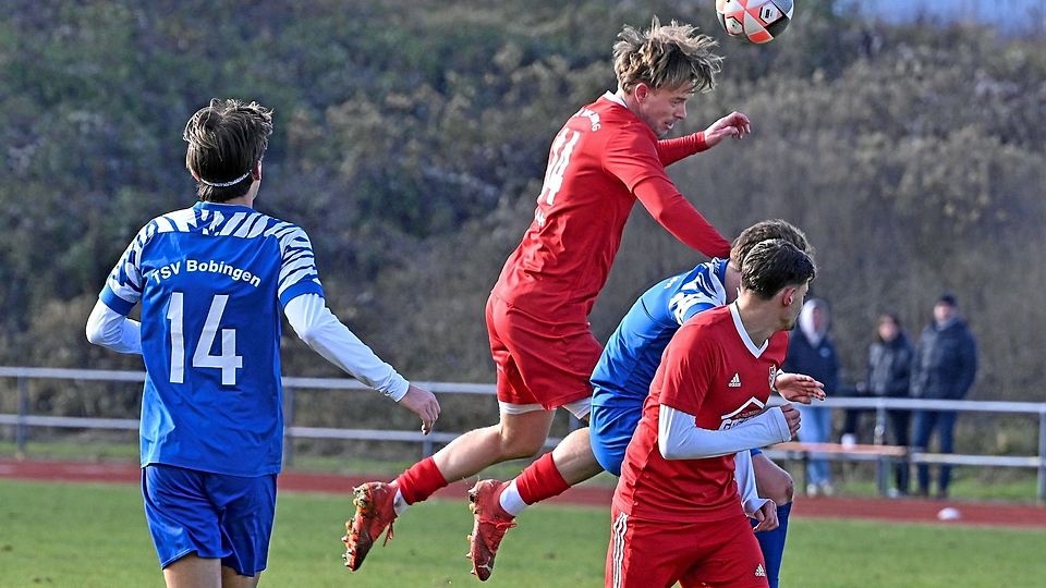 Merchings Jona Köhler zeigt mit seinem Kopfball die Richtung an. Beim TSV Bobingen II feierte der souveräne Tabellenführer einen 2:1-Auswärtssieg.