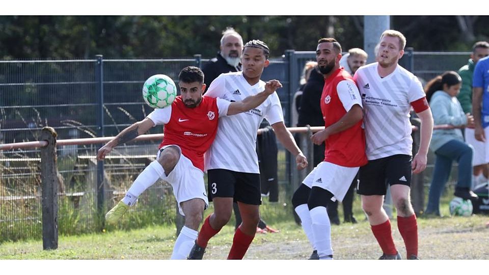 Szene aus der Partie SG Tringenstein/Oberndorf - ESV Herborn: Der Herborner Ali Furkan Karatas (L.) versucht, den Ball über die Spielertraube mit Ben Joshua Levi (Zweiter v. l.) und Kapitän Robin Bender (r.) zu ziehen. Foto: Jens Schmidt Szene aus der Partie SG Tringenstein/Oberndorf - ESV Herborn: Der Herborner Ali Furkan Karatas (L.) versucht, den Ball über die Spielertraube mit Ben Joshua Levi (Zweiter v. l.) und Kapitän Robin Bender (r.) zu ziehen. Foto: Jens Schmidt © Jens Schmidt