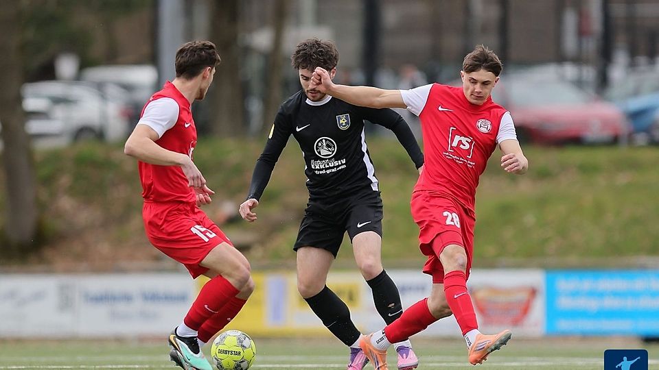 Für Rot-Weiß Hadamar (rote Trikots) setzte es eine überraschende 1:4-Heimniederlage gegen den TSV Steinbach Haiger II. Der Abstand auf Verfolger TuS Hornau beträgt nach dem Spieltag einen Punkt.