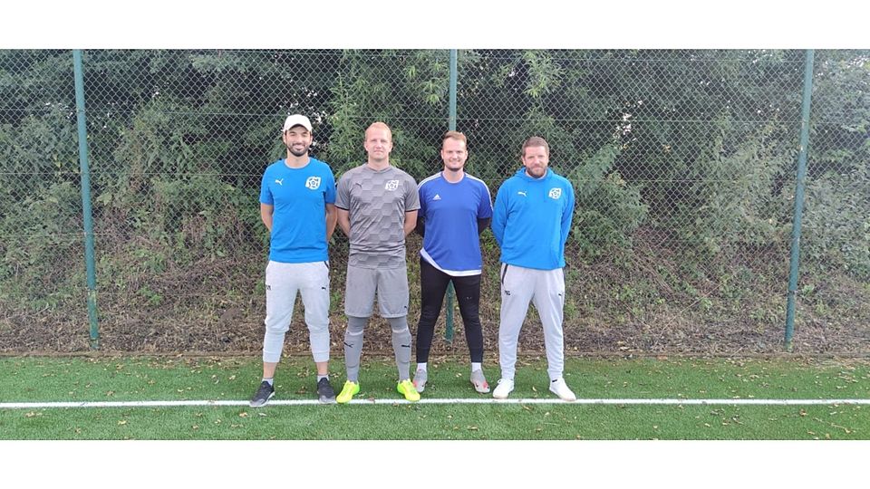 Vier Neulinge bei den SF/BW Paderborn (v. l.): Co-Trainer Abubakr Norestani, die Spieler Friedrich Holtz, Marvin Beckmann sowie Trainer Marcel Giovannelli.