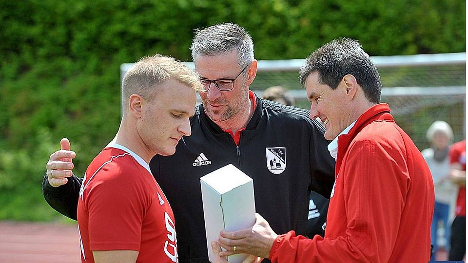 Jahrelang gehörte es zu den Aufgaben von Teammanger Fabian Bauer (Mitte, rechts daneben: Abteilungsleiter Thomas Gründinger), Spieler vom TSV Waldkirchen zu verabschieden. Nun ist er selbst an der Reihe.