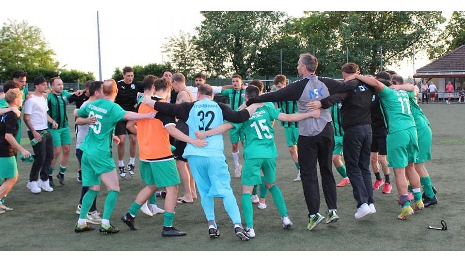 Spieler, Trainer und Betreuer des FC Starkenburgia Heppenheim II feiern am Sonntagabend den 2:0-Sieg im ersten Relegationsspiel gegen den SV Schwanheim – der erste Schritt Richtung Aufstieg.