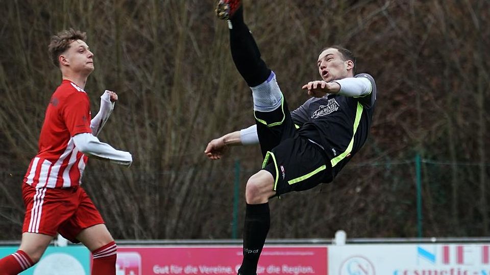 Akrobatisch und treffsicher: Lukas Reinhard (am Ball) schießt mit zwei Treffern den FC Finkenbachtal zum Sieg gegen den KSV Haingrund um Luca Tartler (links).