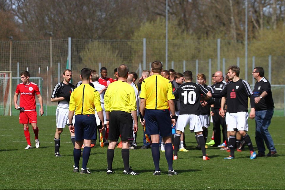 Nach dem Spiel gerieten beide Mannschaften aneinander. Schiedsrichter Sven Tuchen zeigte daraufhin noch eine Gelb-Rote Karte. Foto: Rinke
