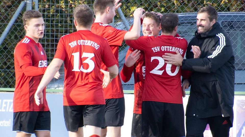 Gut gemacht: Die Spieler des TSV Otterfing gratulieren Thomas Meier, der gerade eben das 2:0 gegen den TuS Holzkirchen II erzielt hat.