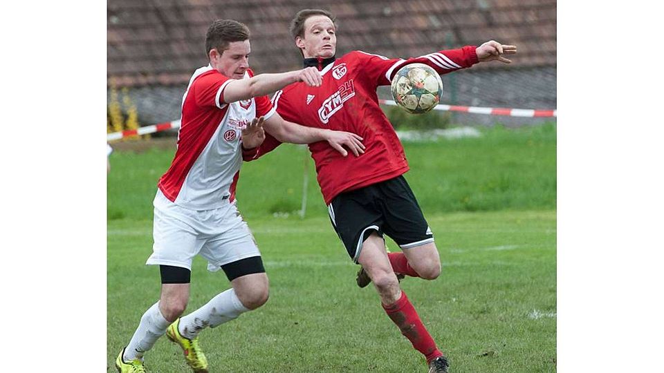 Timo Sauer (rechts) hat mit seiner Gültlinger Elf heute Abend Heimvorteil gegen den SC Neubulach Foto: Schmidt