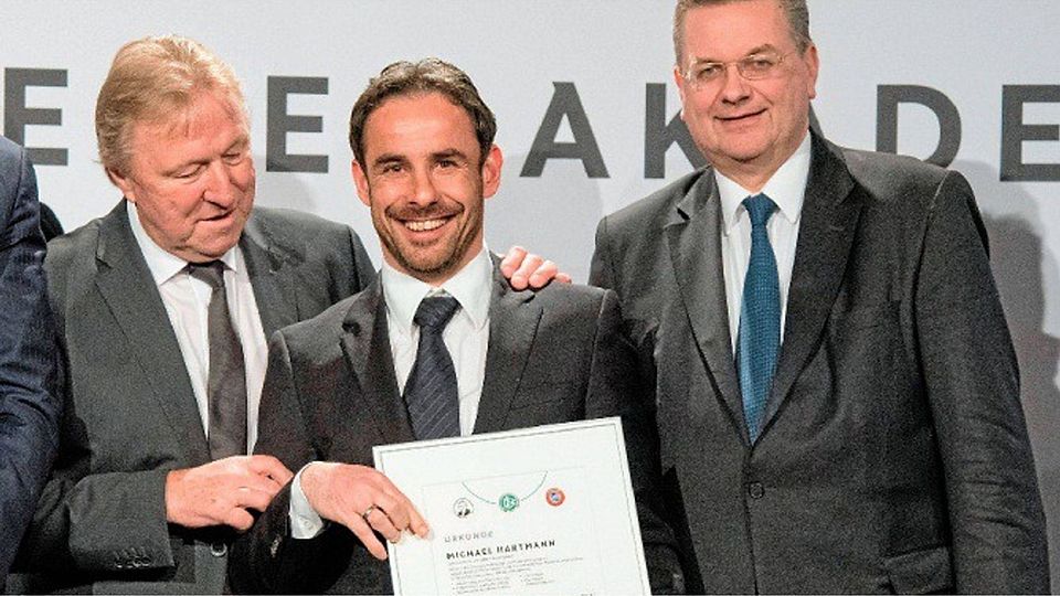 Stolz auf das Geleistete: Für die Lizenz musste Michael Hartmann - hier mit Horst Hrubesch (links) und Reinhard Grindel (rechts) - zurück auf die Schulbank.   ©imago/Jan Huebner