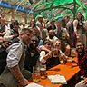 Hut ab! Trainer Markus dePrato und der TSV Grasbrunn feiern mit 40 Mann auf dem Oktoberfest. 