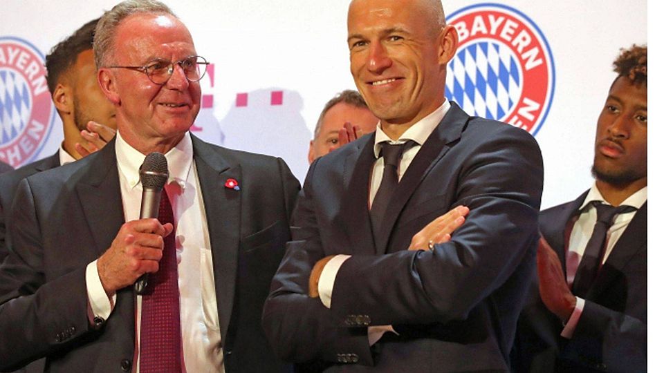 Karl-Heinz Rummenigge kann sich Arjen Robben (r.) als Trainer beim FC Bayern vorstellen. mis